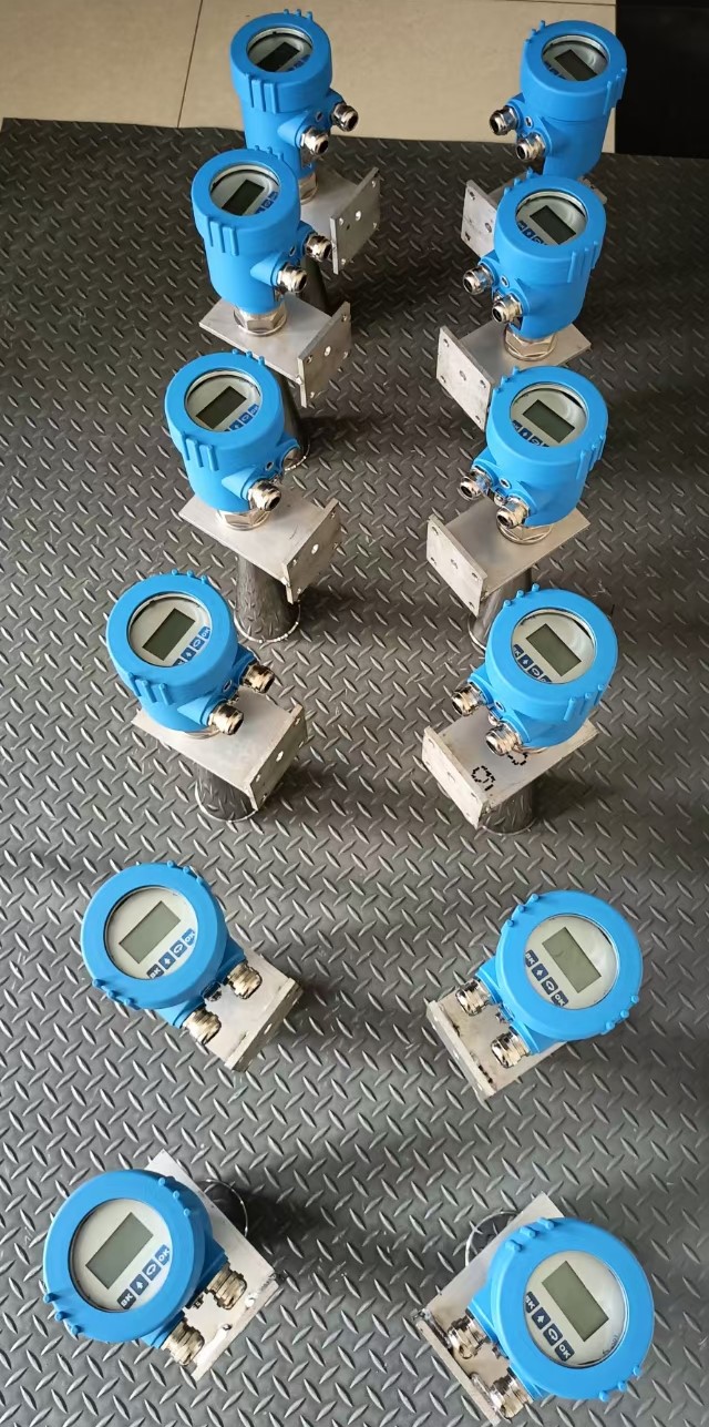 带安装支架雷达液位计
